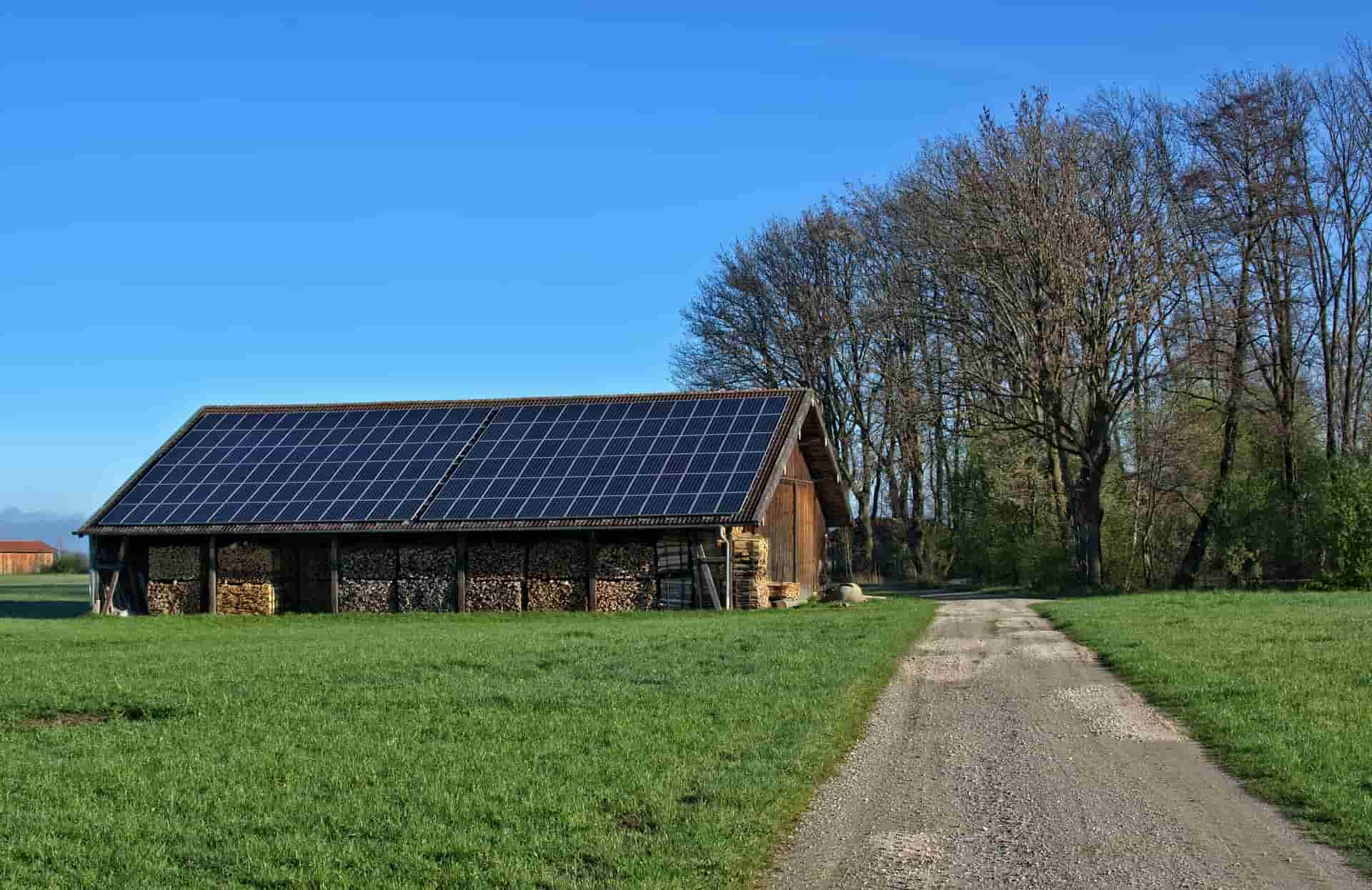Un bâtiment possédant des panneaux avec des batteries pour panneaux solaires